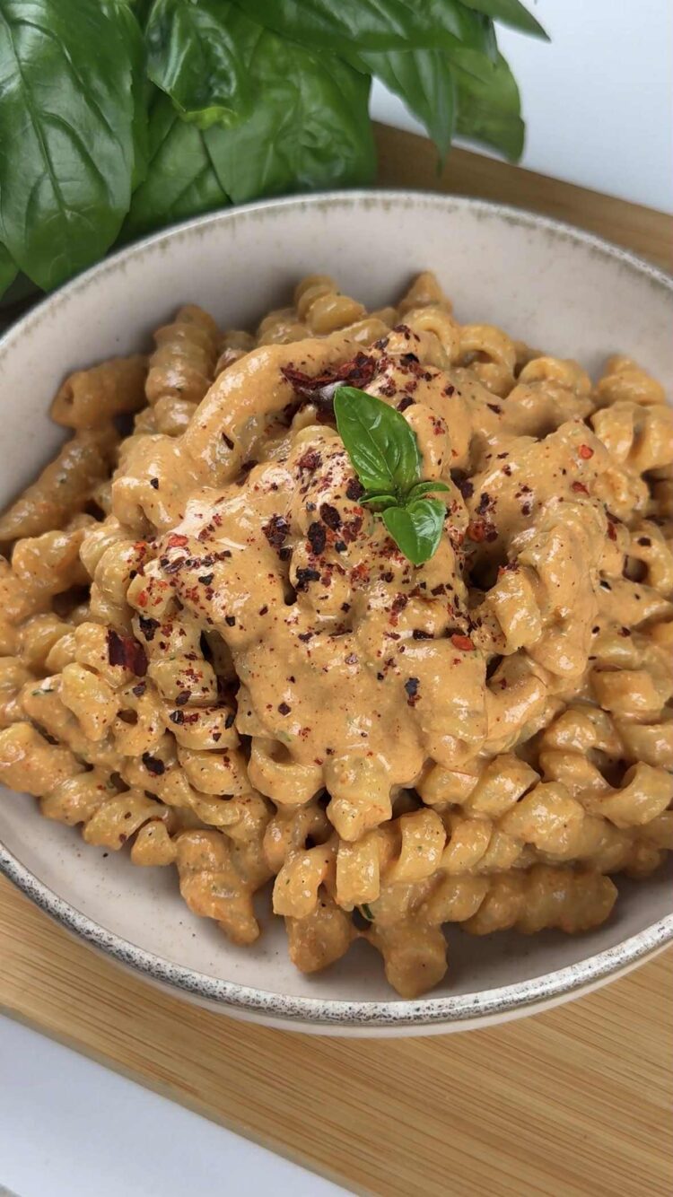 Pasta al pesto di peperoni
aggiungi peperone crusco a piacere 