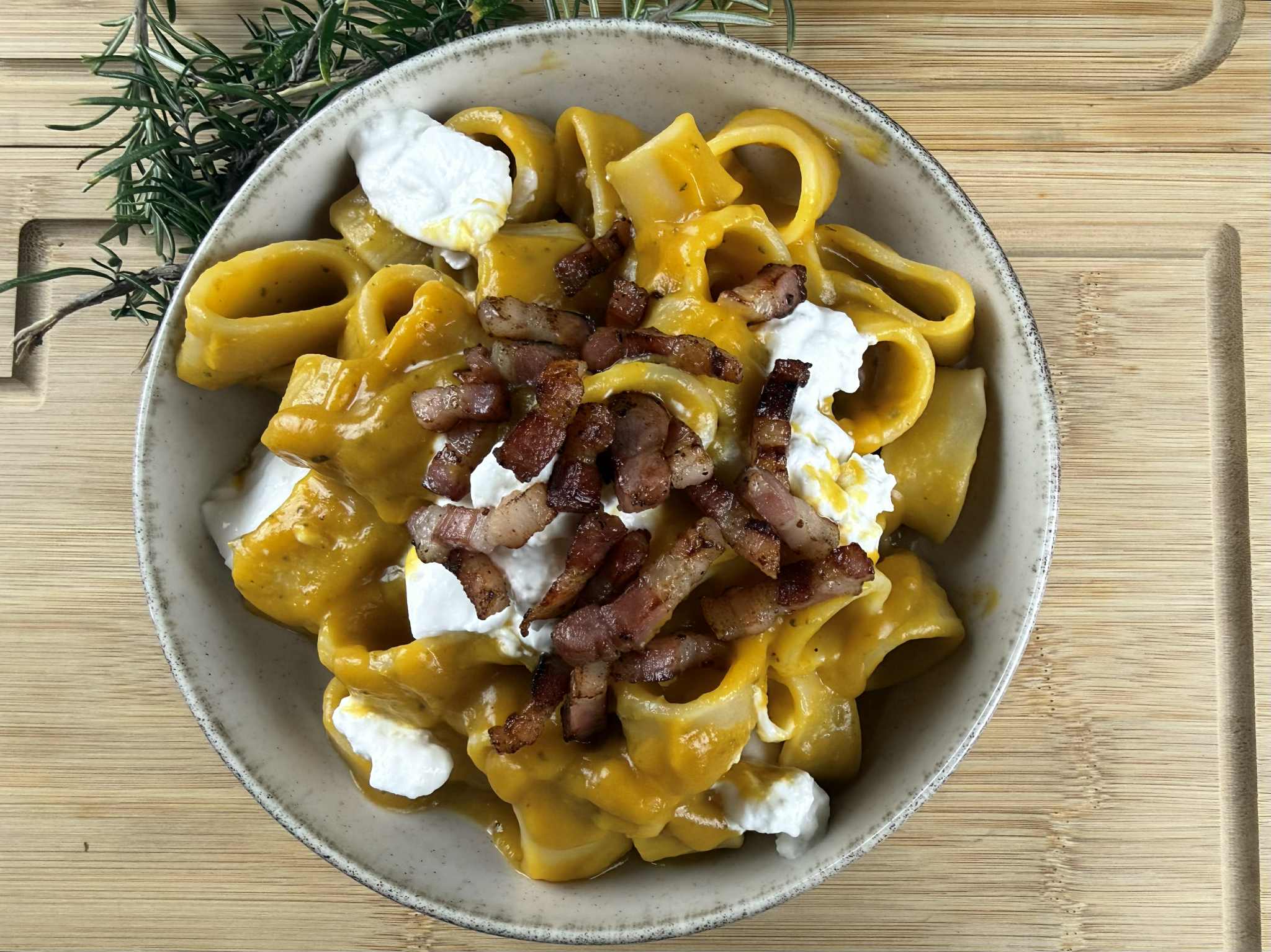 Ricetta pasta con crema di zucca pancetta e burrata