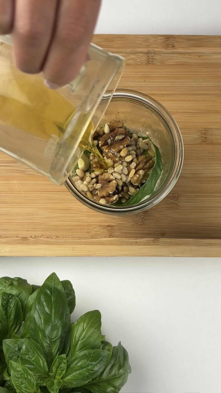 Pasta al pesto di peperoni
unisci olio e aglio 