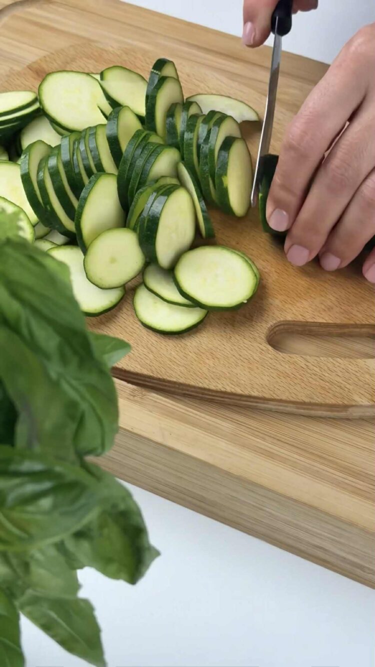 Spaghetti alla Nerano
taglia le zucchine 