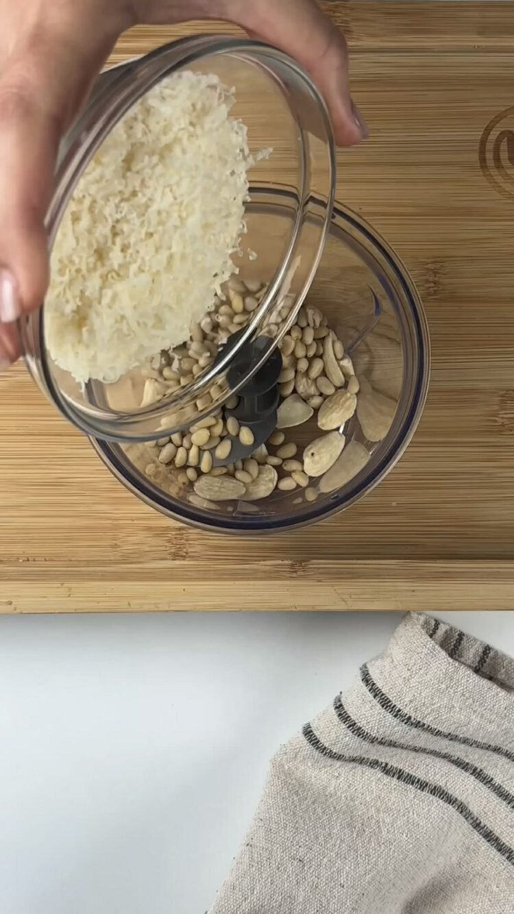 Pasta al salmone con pesto di limoni
VERSA FRUTTA SECCA E GRANA PADANO IN UN MIXER
