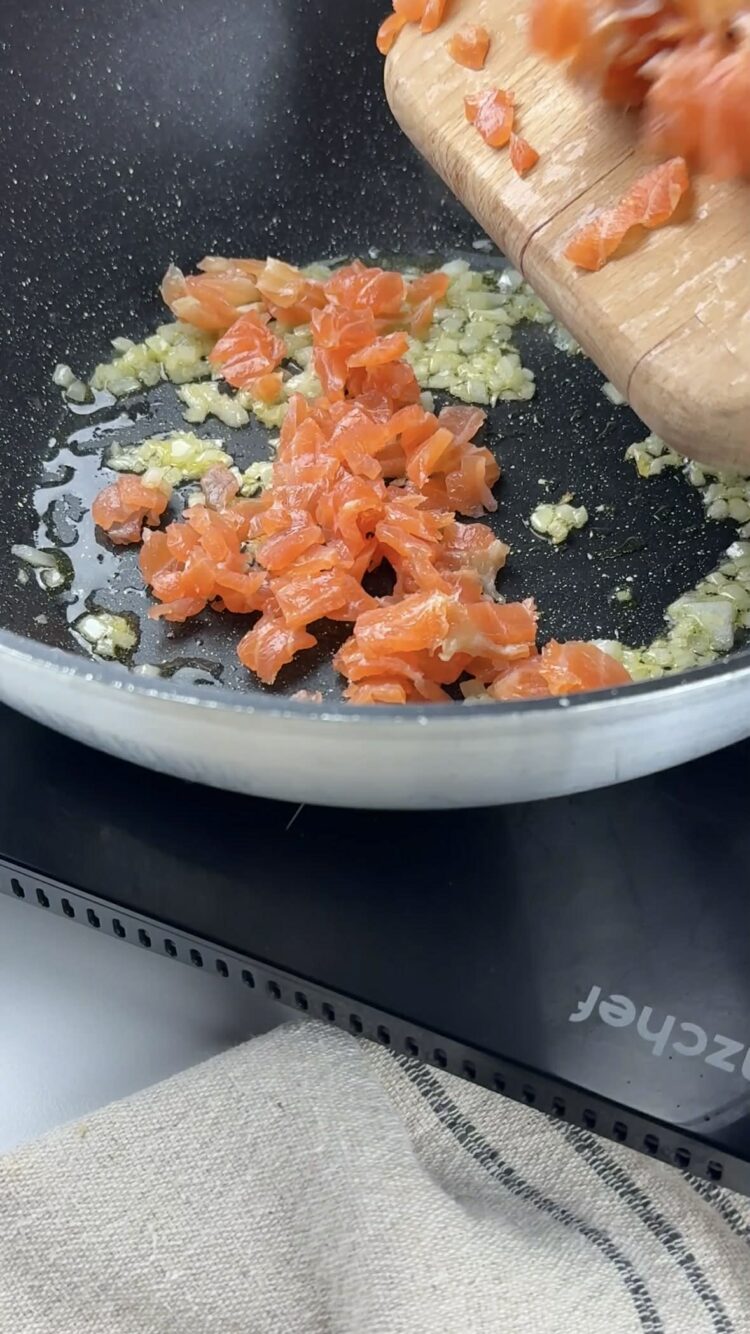 Pasta al salmone con pesto di limoni
rosola il salmone 