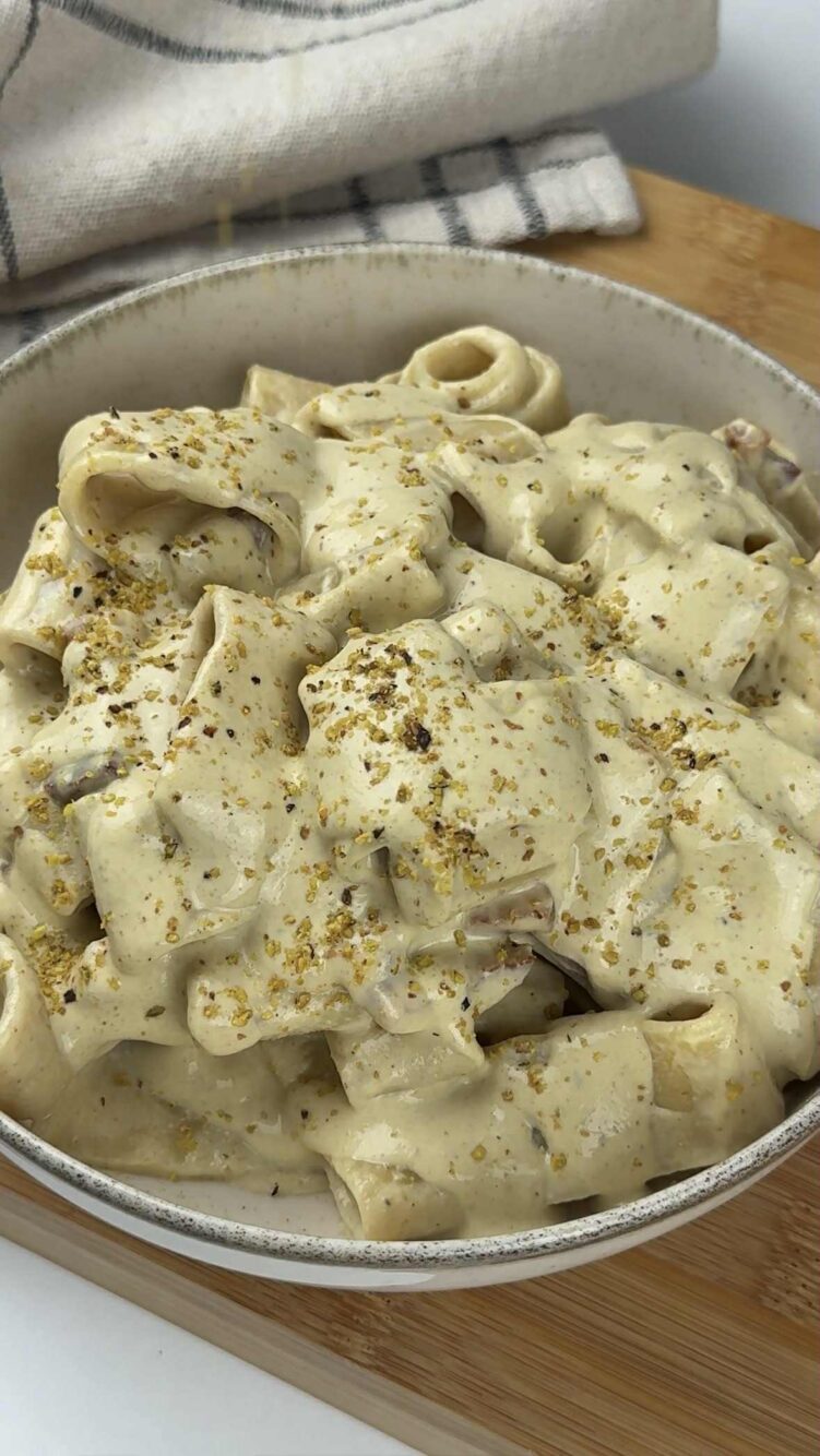 Pasta con crema di pistacchi e pancetta
versa nei piatti e aggiungi granella di pistacchi 