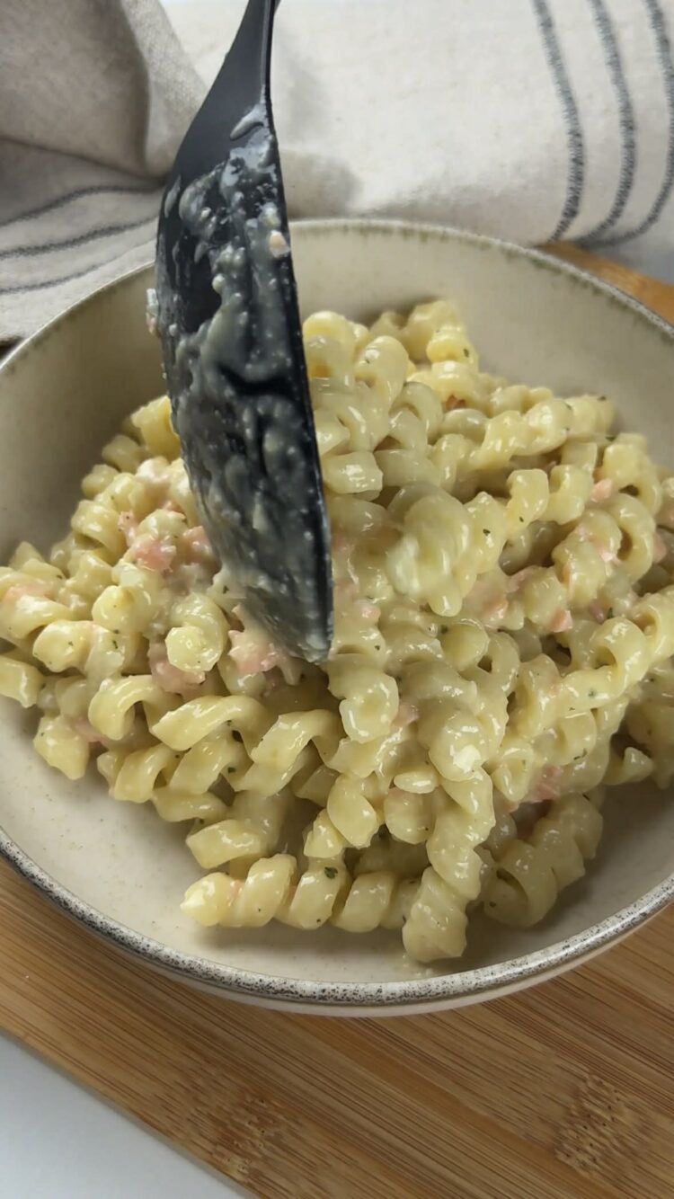 Pasta al salmone con pesto di limoni
versa la pasta nei piatti