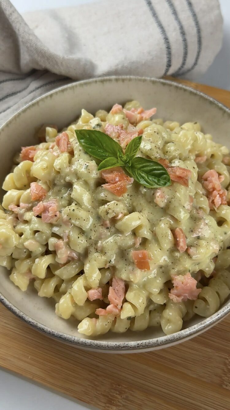 Pasta al salmone con pesto di limoni 
ricetta pronta per essere servita 