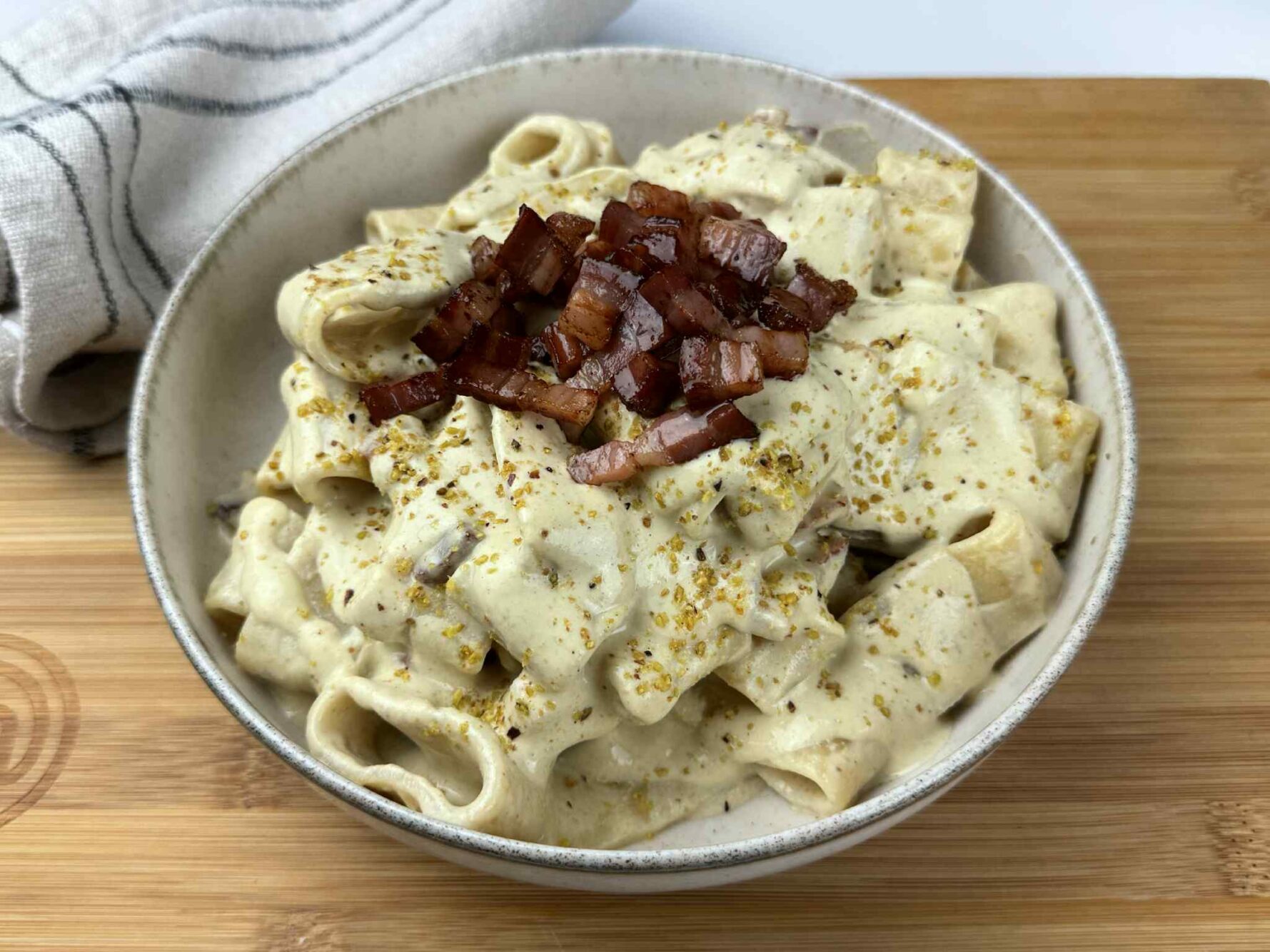 Pasta con crema di pistacchi e pancetta