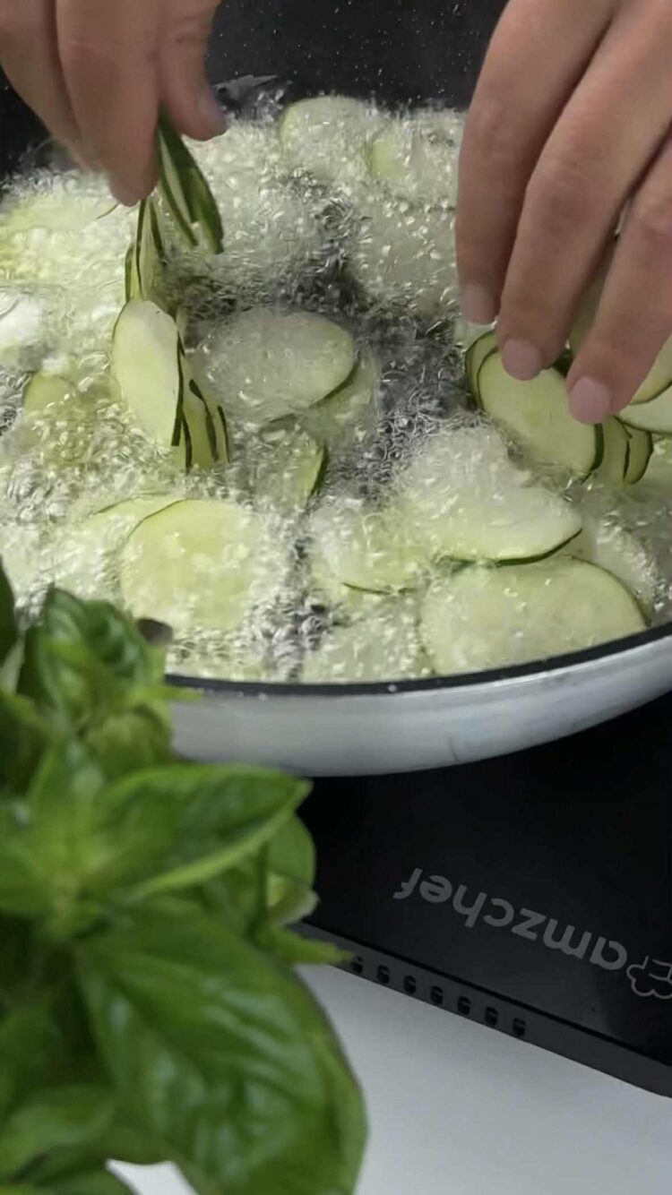 Spaghetti alla Nerano
friggi le zucchine 