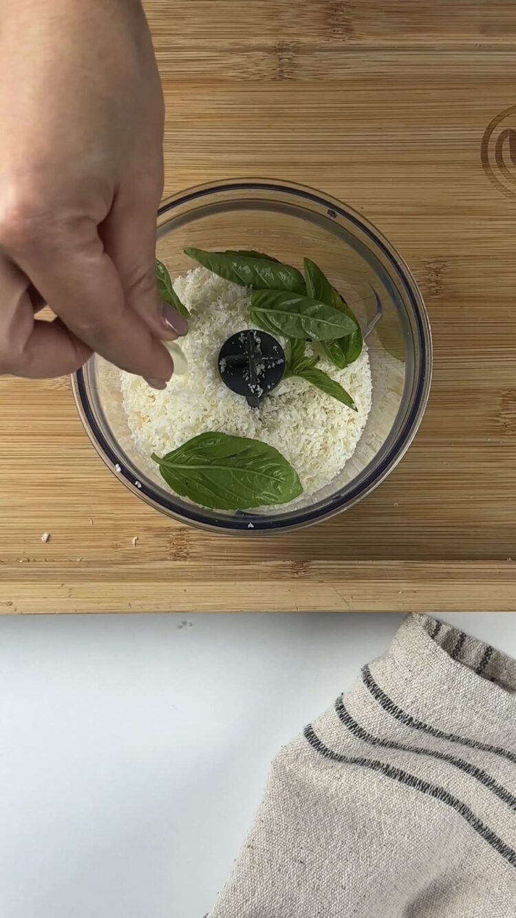 Pasta al salmone con pesto di limoni
aggiungi basilico, olio, aglio