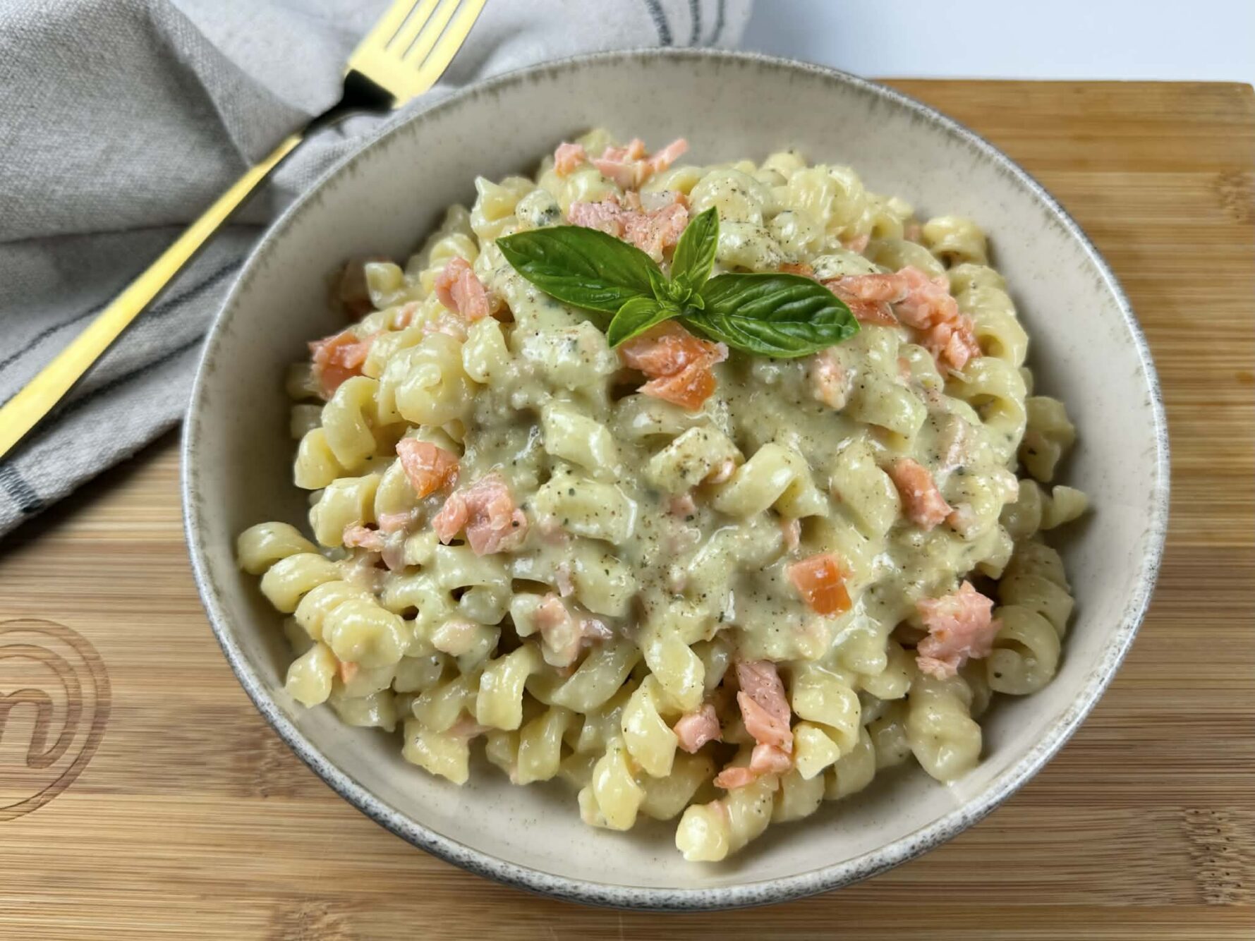 Pasta al salmone con pesto di limoni