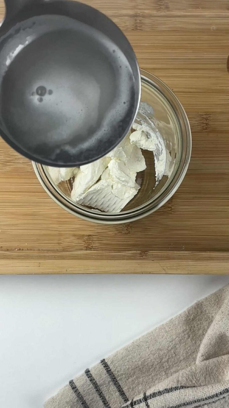 Pasta con crema di pistacchi e pancetta
versa la ricotta nel boccale del mixer