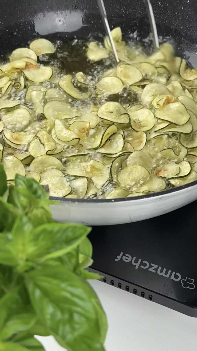 Spaghetti alla Nerano
mescola e continua a friggere 