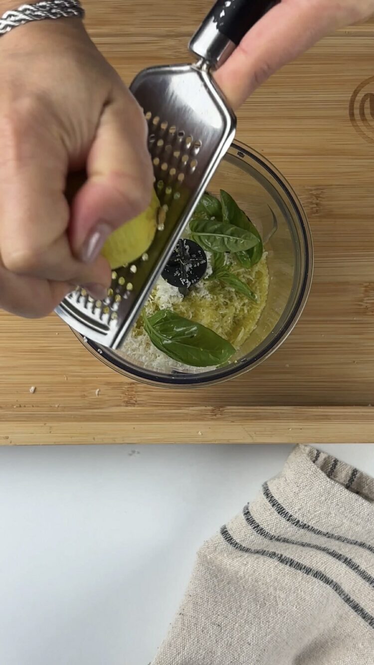 Pasta al salmone con pesto di limoni
grattugia la scorza del limone 