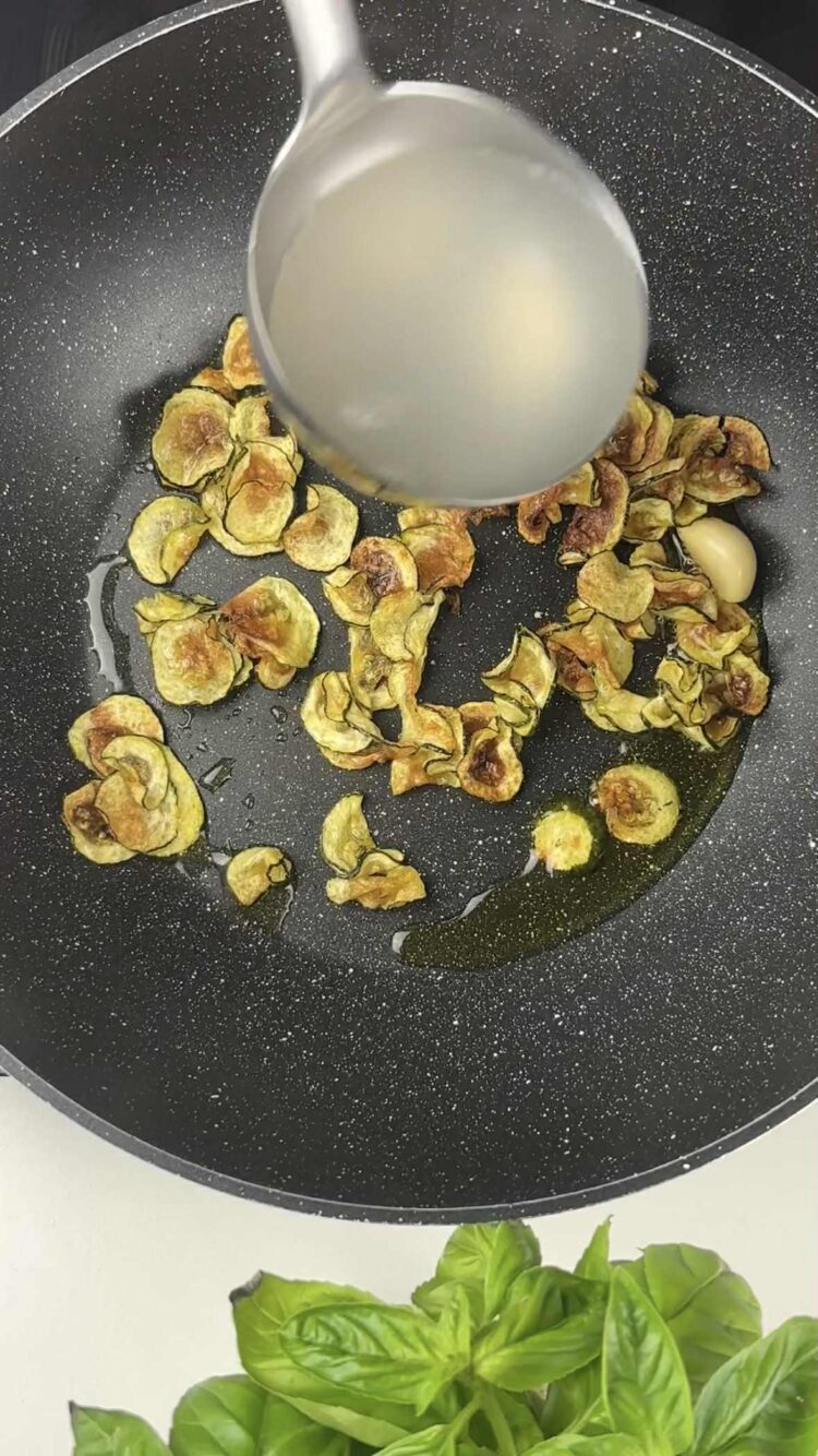 Spaghetti alla Nerano
aggiungi acqua di cottura 