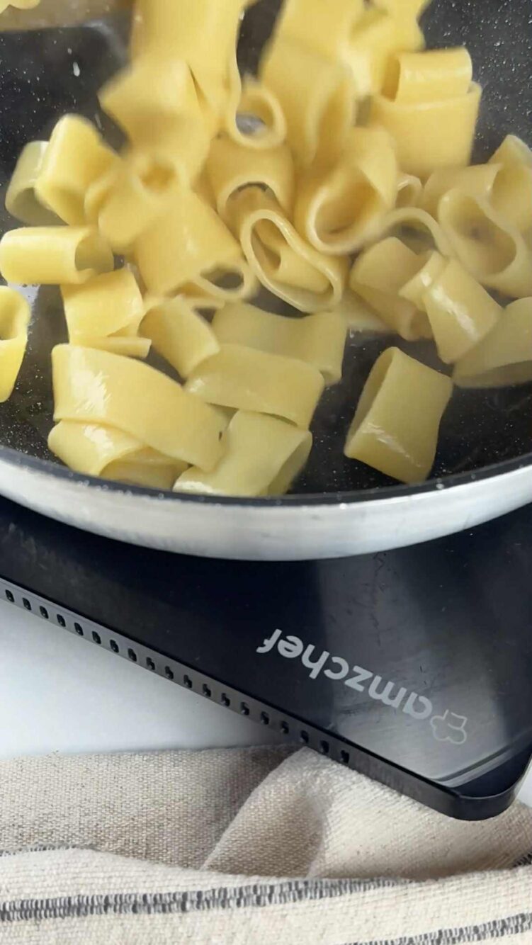 Pasta con crema di pistacchi e pancetta
scola la pasta 