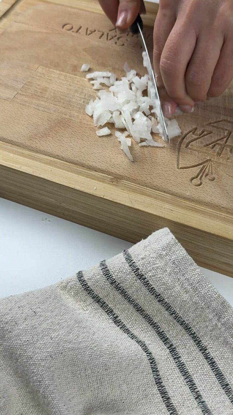 Pasta al salmone con pesto di limoni
trita la cipolla 