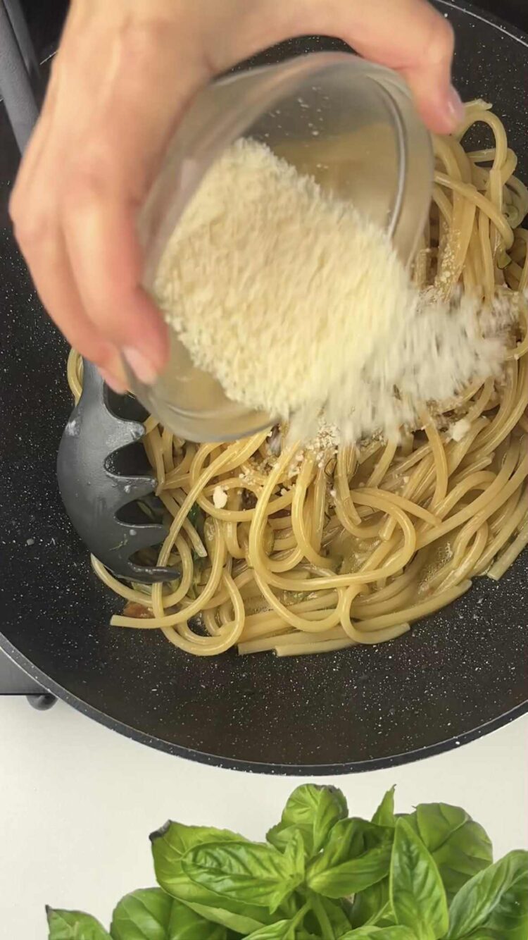 Spaghetti alla Nerano
versa pasta e formaggi 