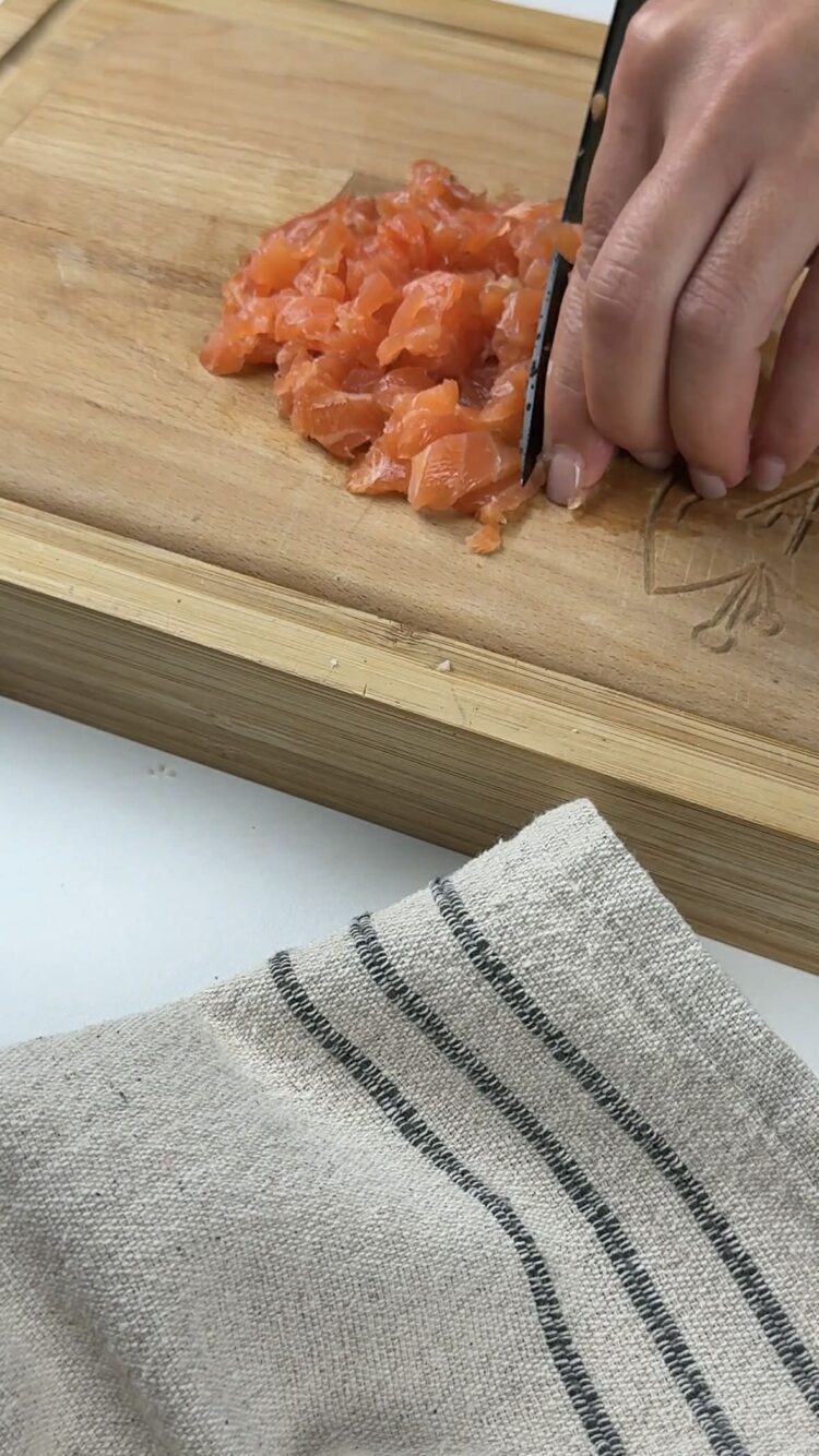 Pasta al salmone con pesto di limoni
taglia il salmone 