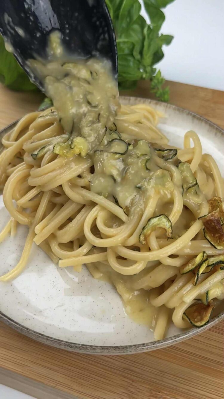 Spaghetti alla Nerano
impiatta con la sua crema 
