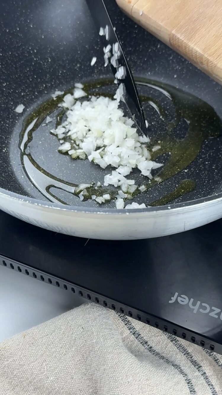 Pasta al salmone con pesto di limoni
rosola la cipolla 