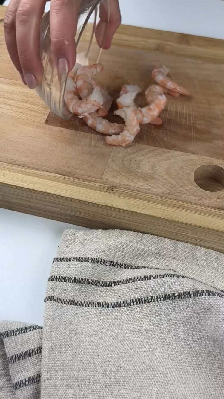 Pasta al pesto di pistacchi e gamberi
pulisci le code di gambero 