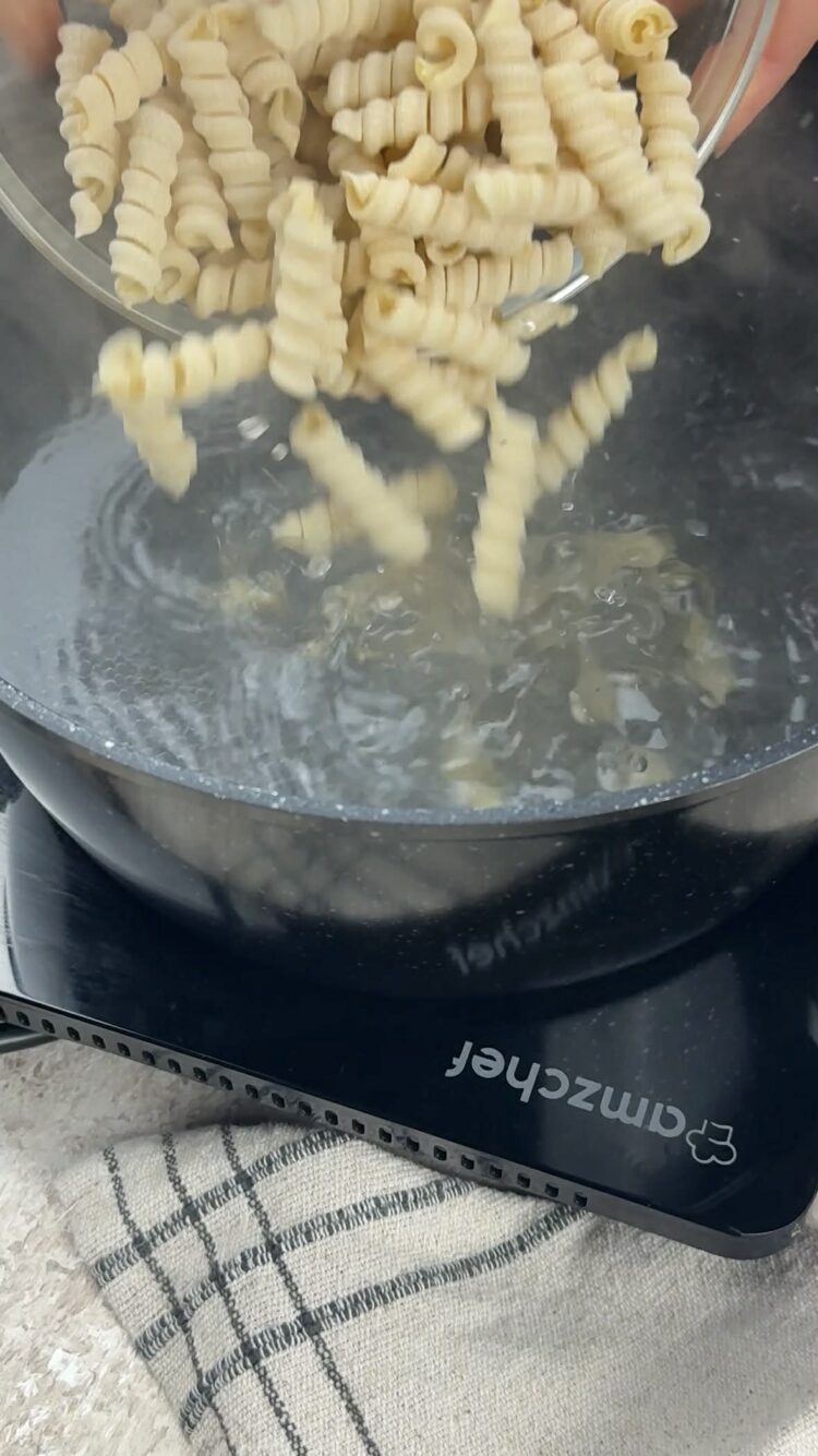 Pasta con crema di ricotta e noci
cuoci la pasta