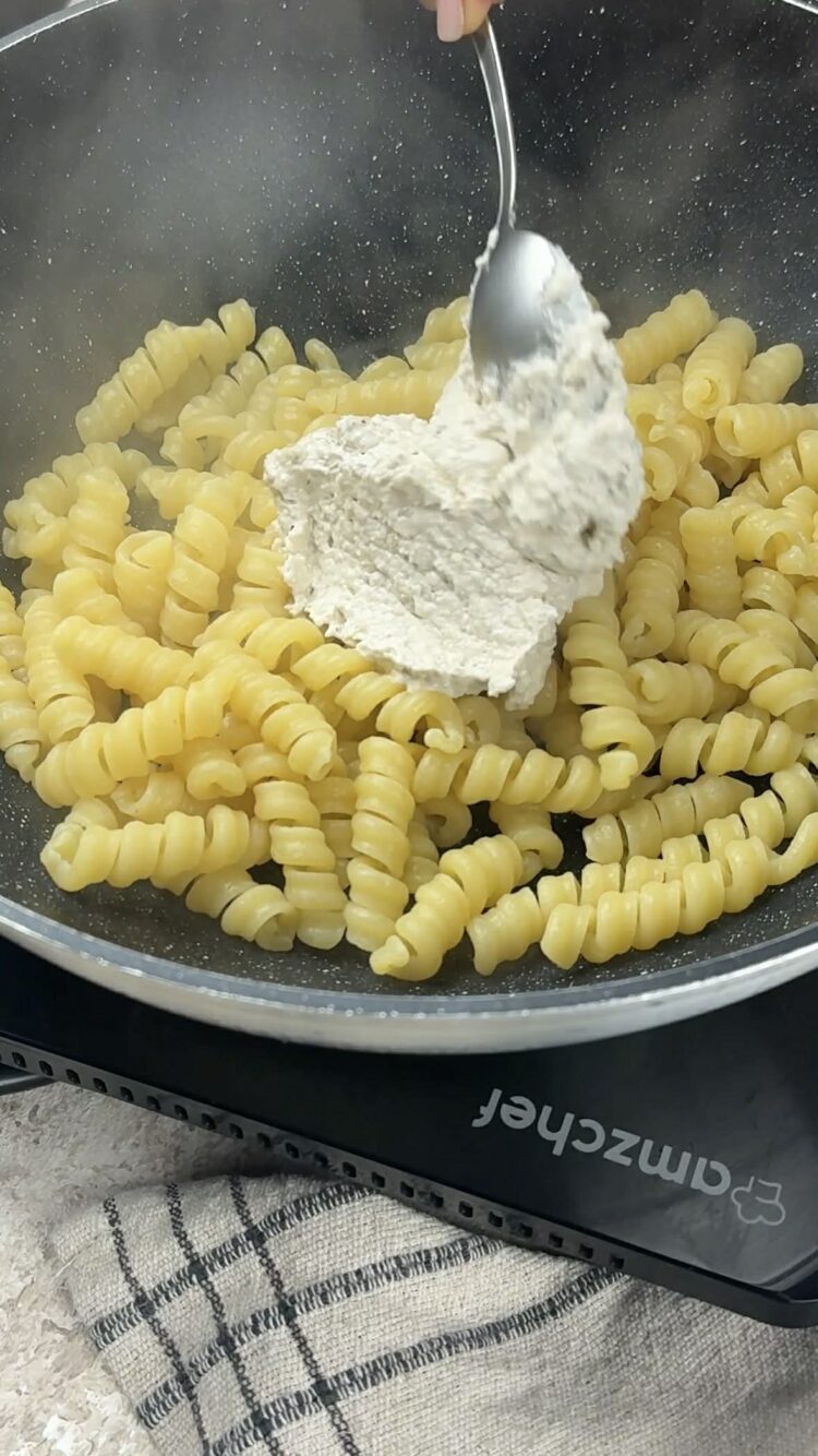 Pasta con crema di ricotta e noci
aggiungi la crema di noci