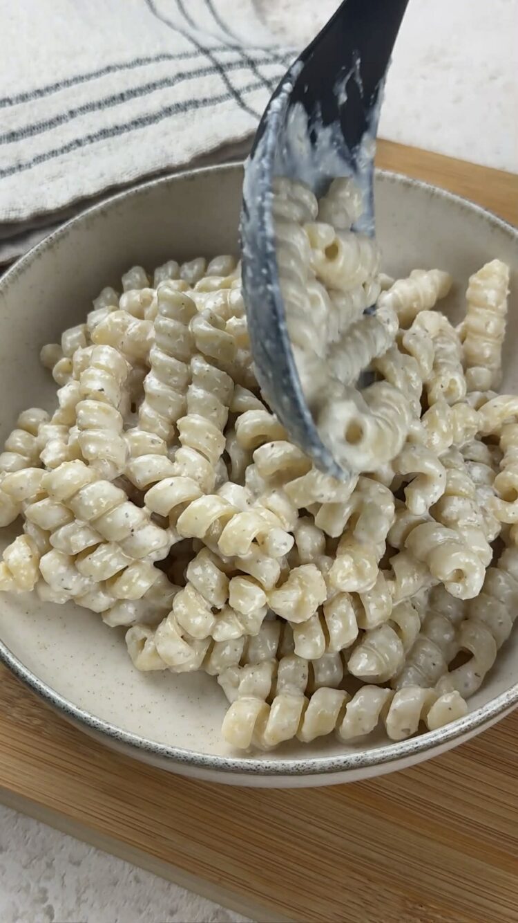 Pasta con crema di ricotta e noci
versa la pasta nei piatti