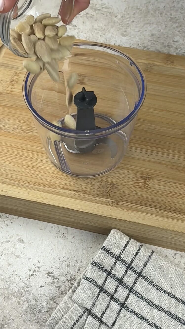 Pasta con pesto di limoni e pistacchi
versa le mandorle in un mixer