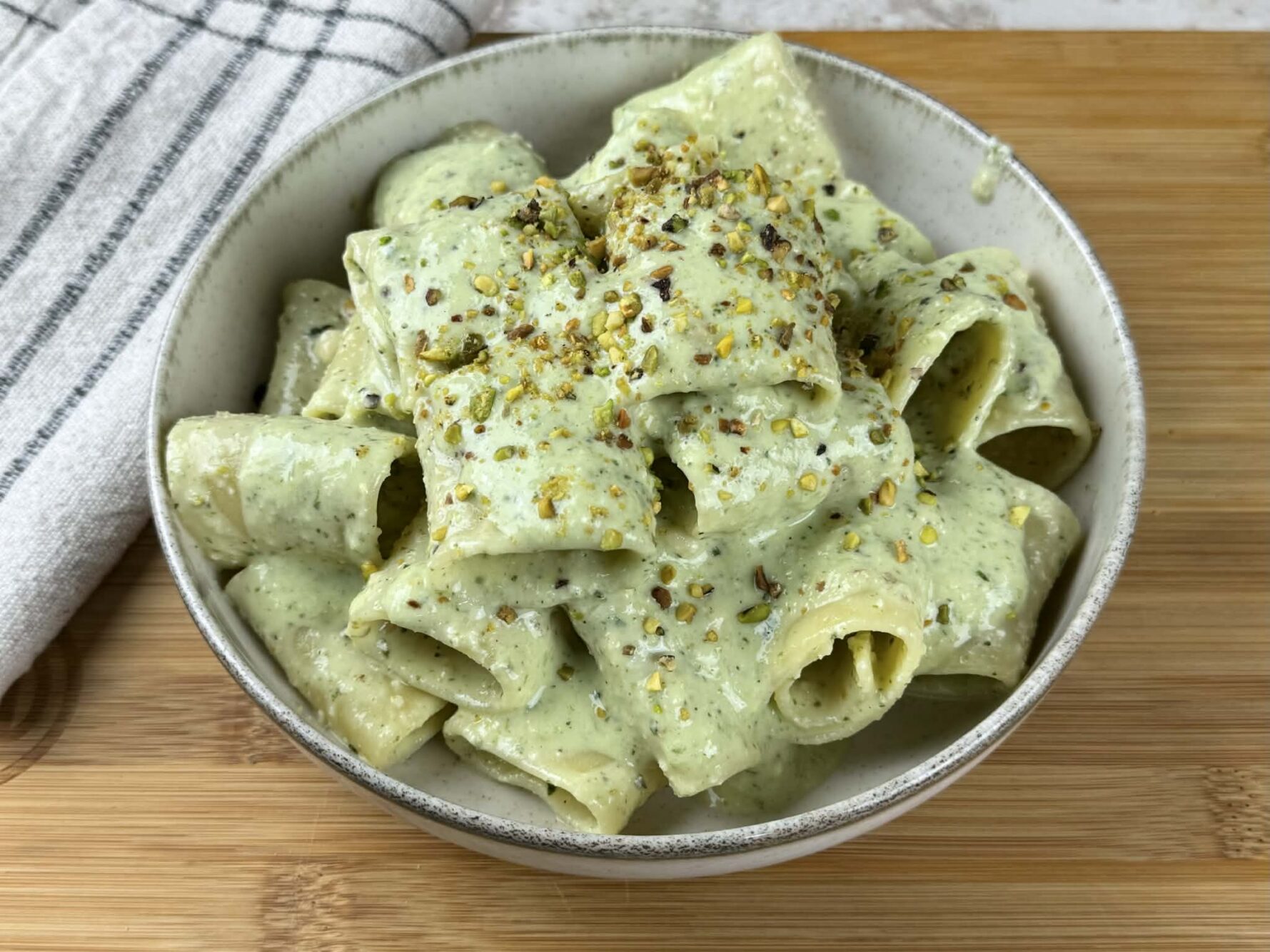 Pasta con pesto di limoni e pistacchi