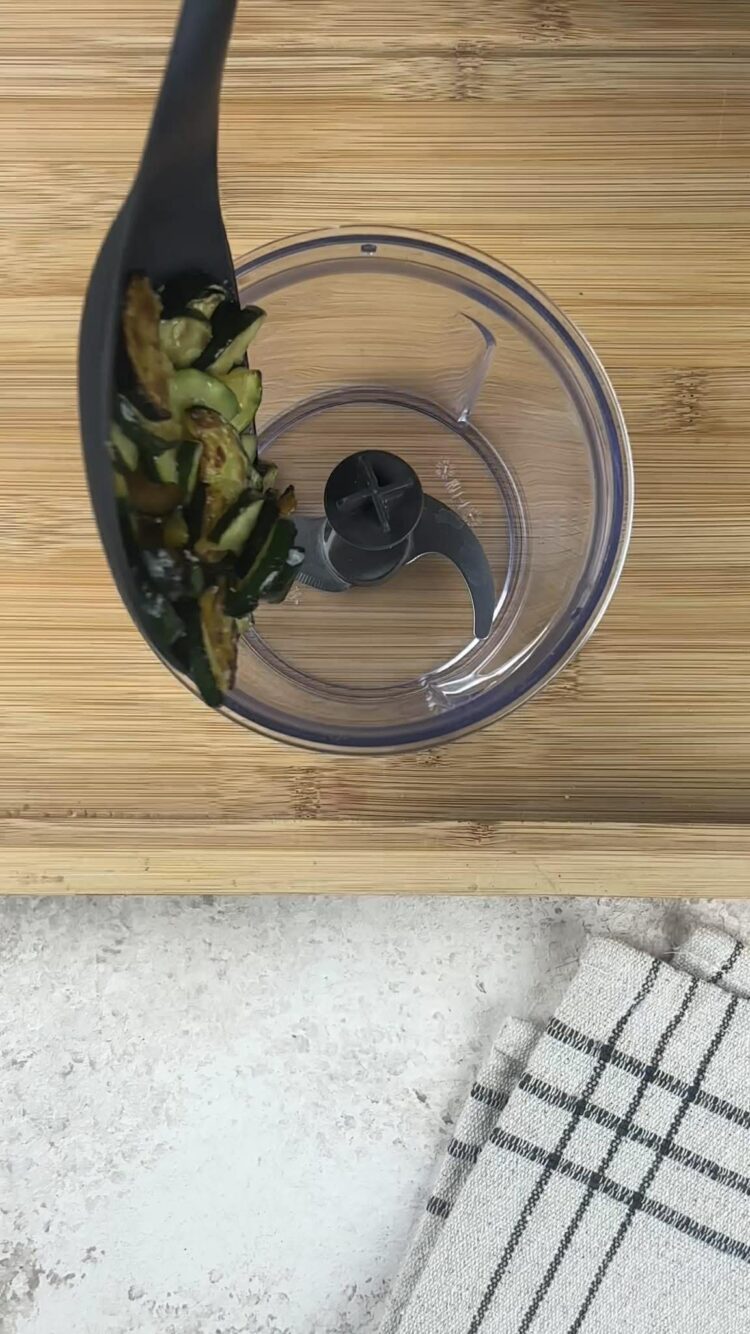 Pasta al pesto di zucchine e anacardi
versa le zucchine nel mixer 