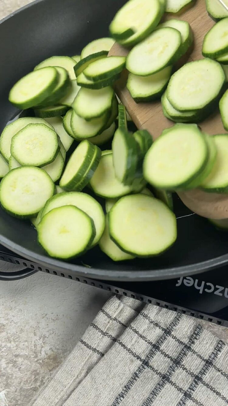 Pasta al pesto di zucchine e pistacchi
versa le zucchine a fettine in padella