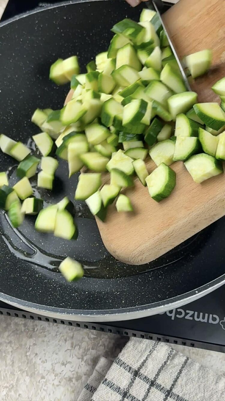 Pasta al pesto di zucchine e pistacchi
versa le zucchine a pezzetti in padella 