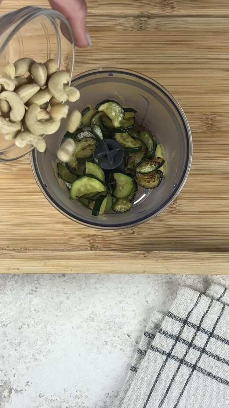 Pasta al pesto di zucchine e anacardi
aggiungi gli anacardi