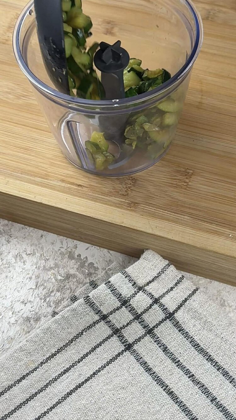 Pasta al pesto di zucchine e pistacchi
versa le zucchine a pezzetti nel mixer 