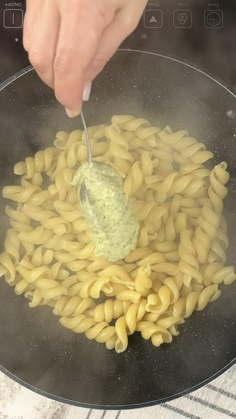 Pasta al pesto di zucchine e anacardi
versa pasta e pesto in padella 