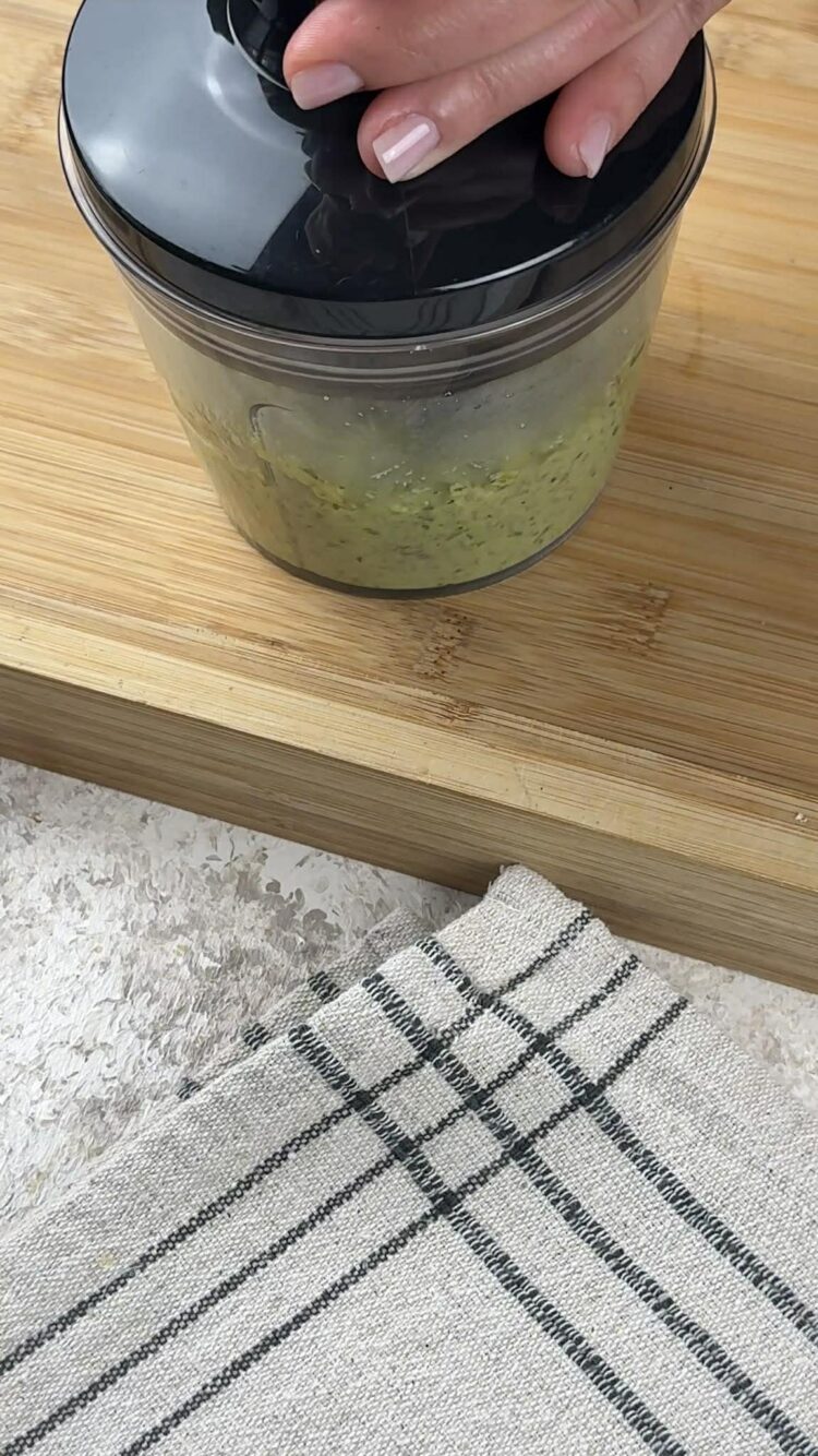 Pasta al pesto di zucchine e pistacchi
frulla il pesto 