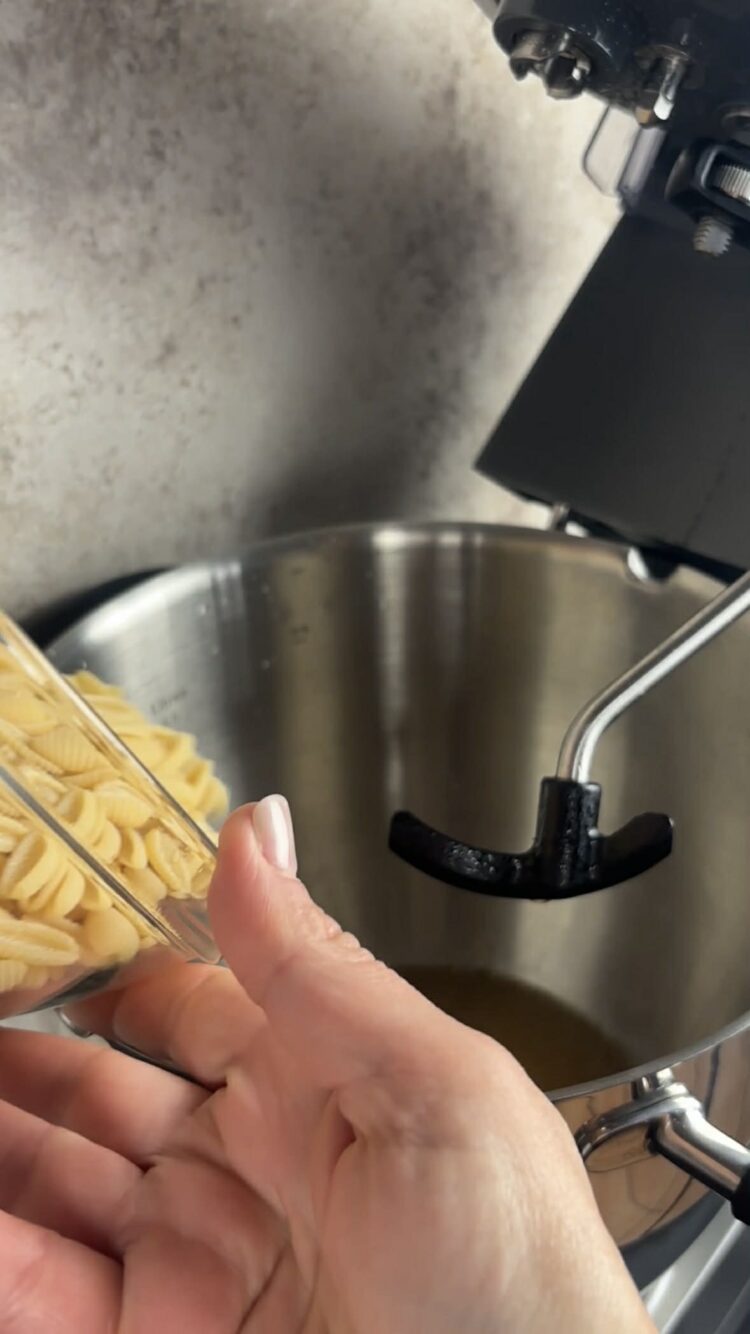 Pasta risottata con brodo e pecorino
versa la pasta 