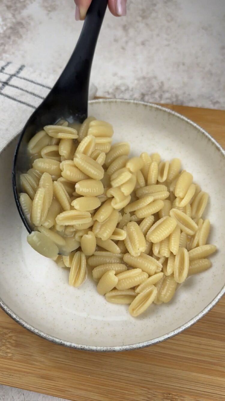 Pasta risottata con brodo e pecorino
versa nei piatti