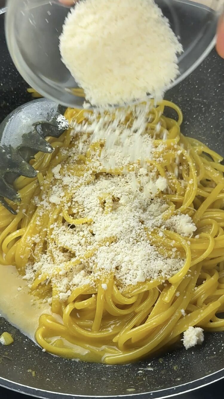 Pasta alla milanese
aggiungi il formaggio grattugiato