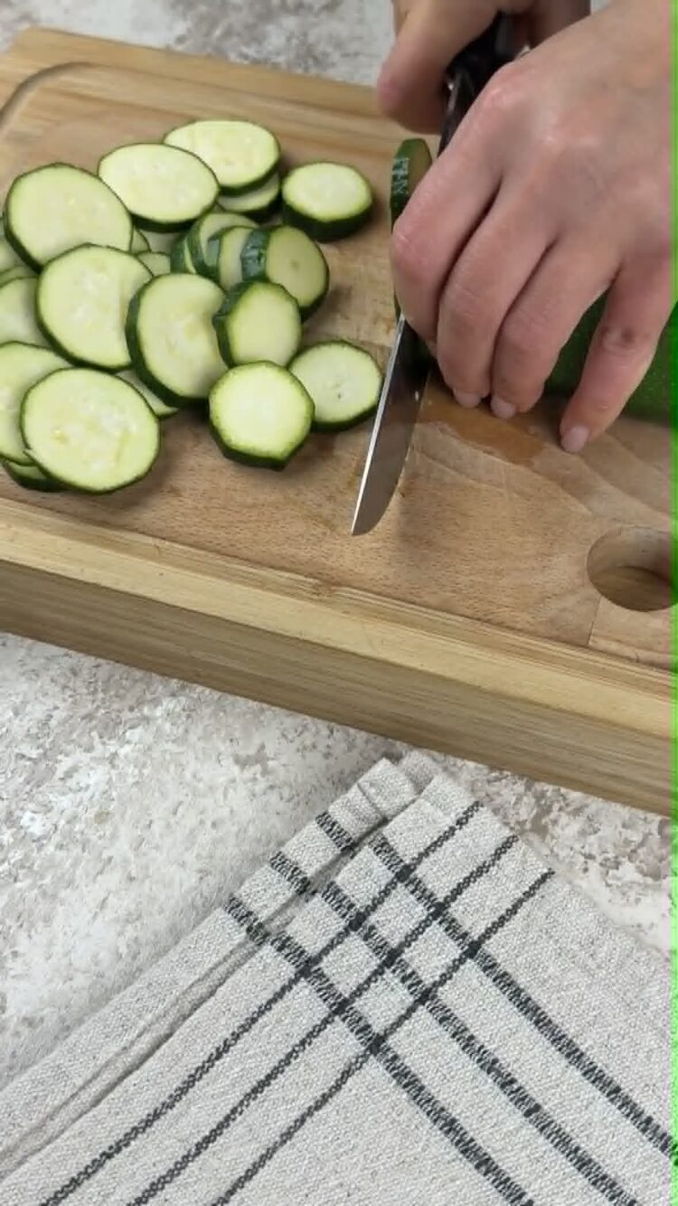Pasta al pesto di lime mazzancolle e zucchine
taglia le zucchine