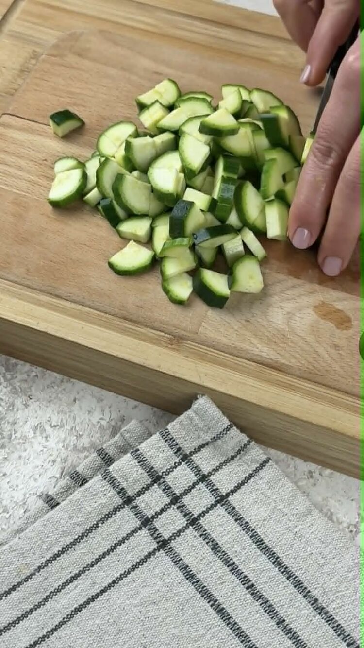 Gnocchi con crema di zucchine e guanciale
taglia le zucchine 