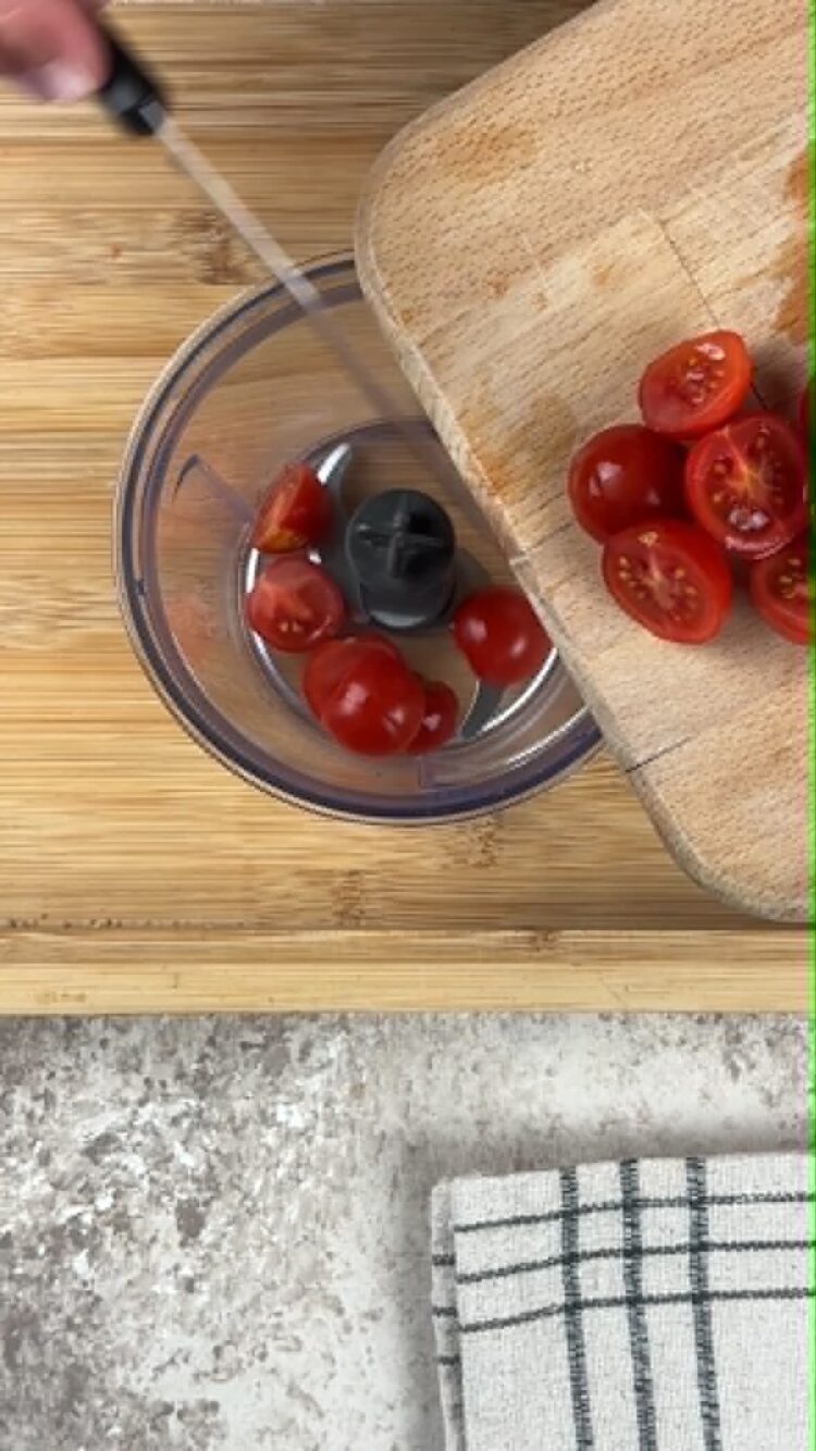 Pasta al pesto rosso con pomodori secchi
versa i pomodorini in un mixer