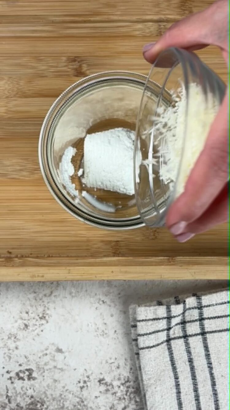 Pasta con crema di ricotta e pomodori secchi
versa ricotta e Grana Padano nel boccale di un mixer