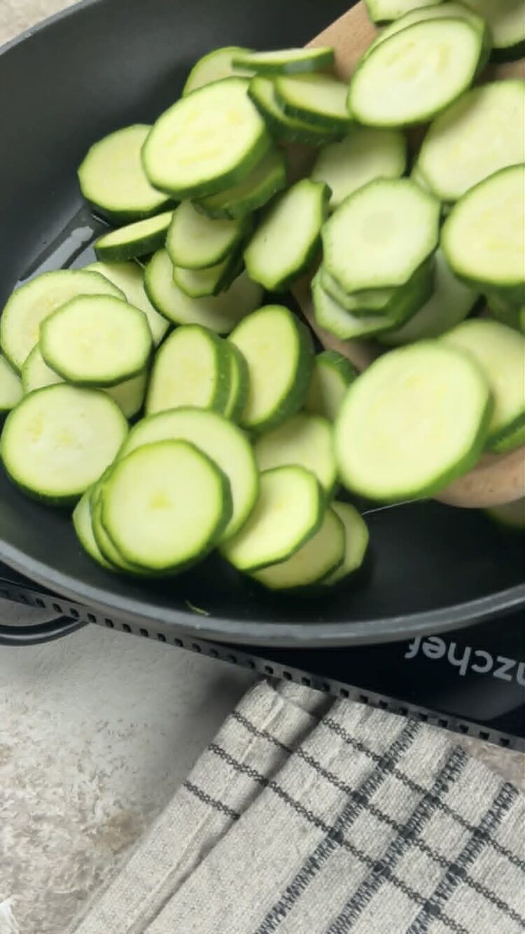 Pasta al pesto di lime mazzancolle e zucchine
cuoci le zucchine