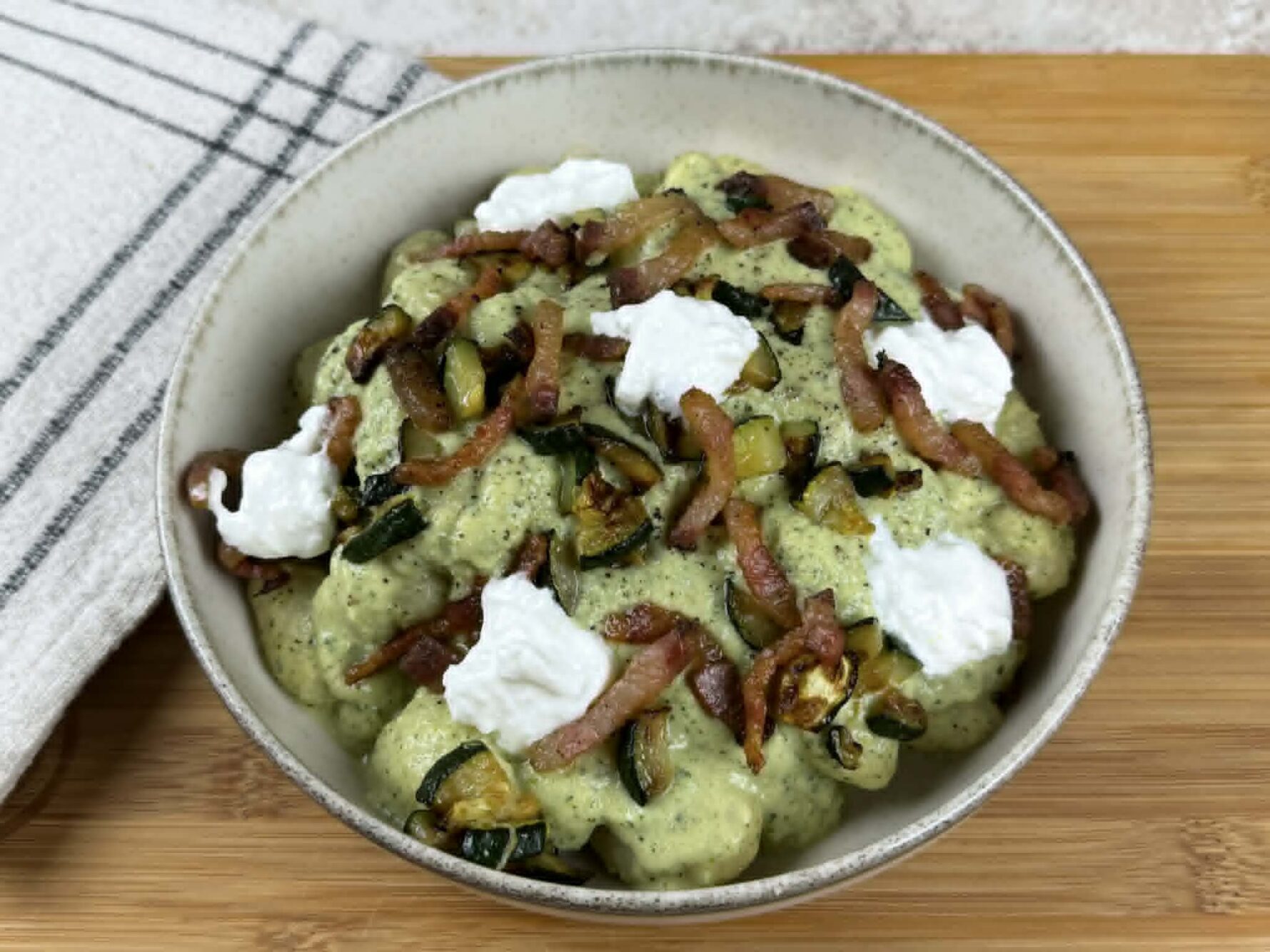 Gnocchi con crema di zucchine e guanciale