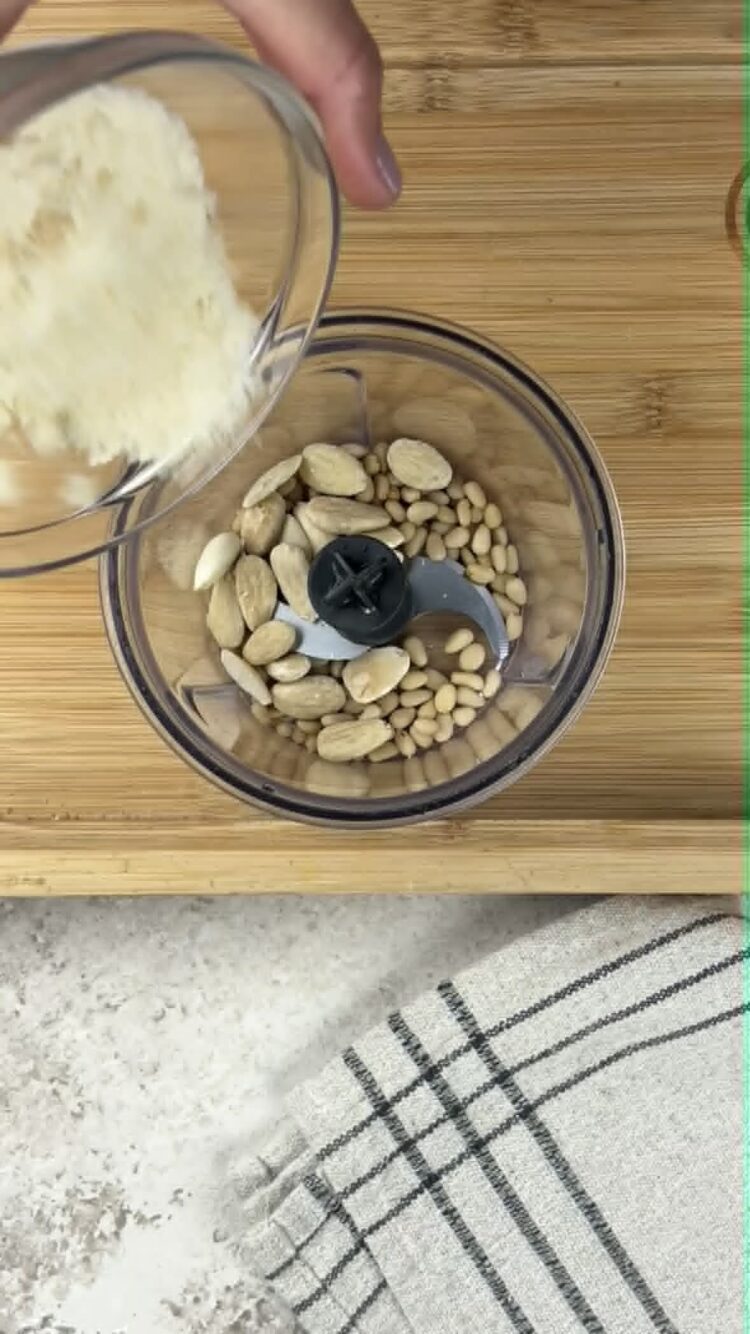 Pasta al pesto di lime mazzancolle e zucchine
versa la frutta secca nel mixer