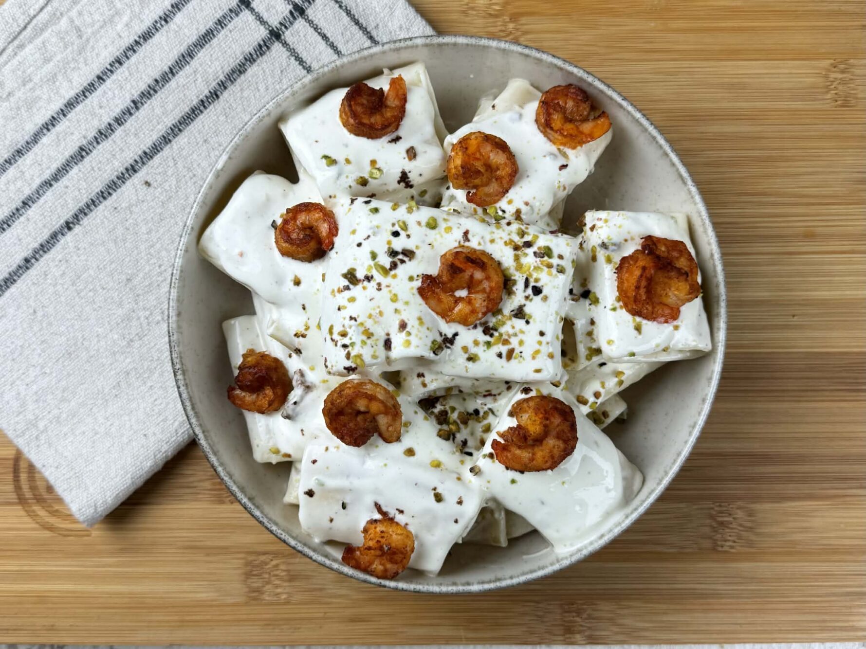 Pasta con crema di lime, pepe rosa e mazzancolle
