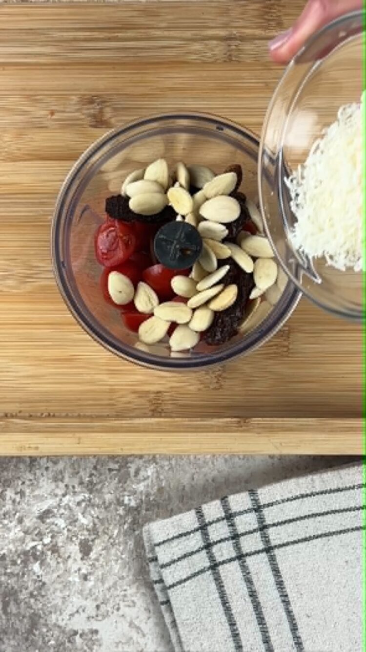 Pasta al pesto rosso con pomodori secchi
aggiungi mandorle e grana padano