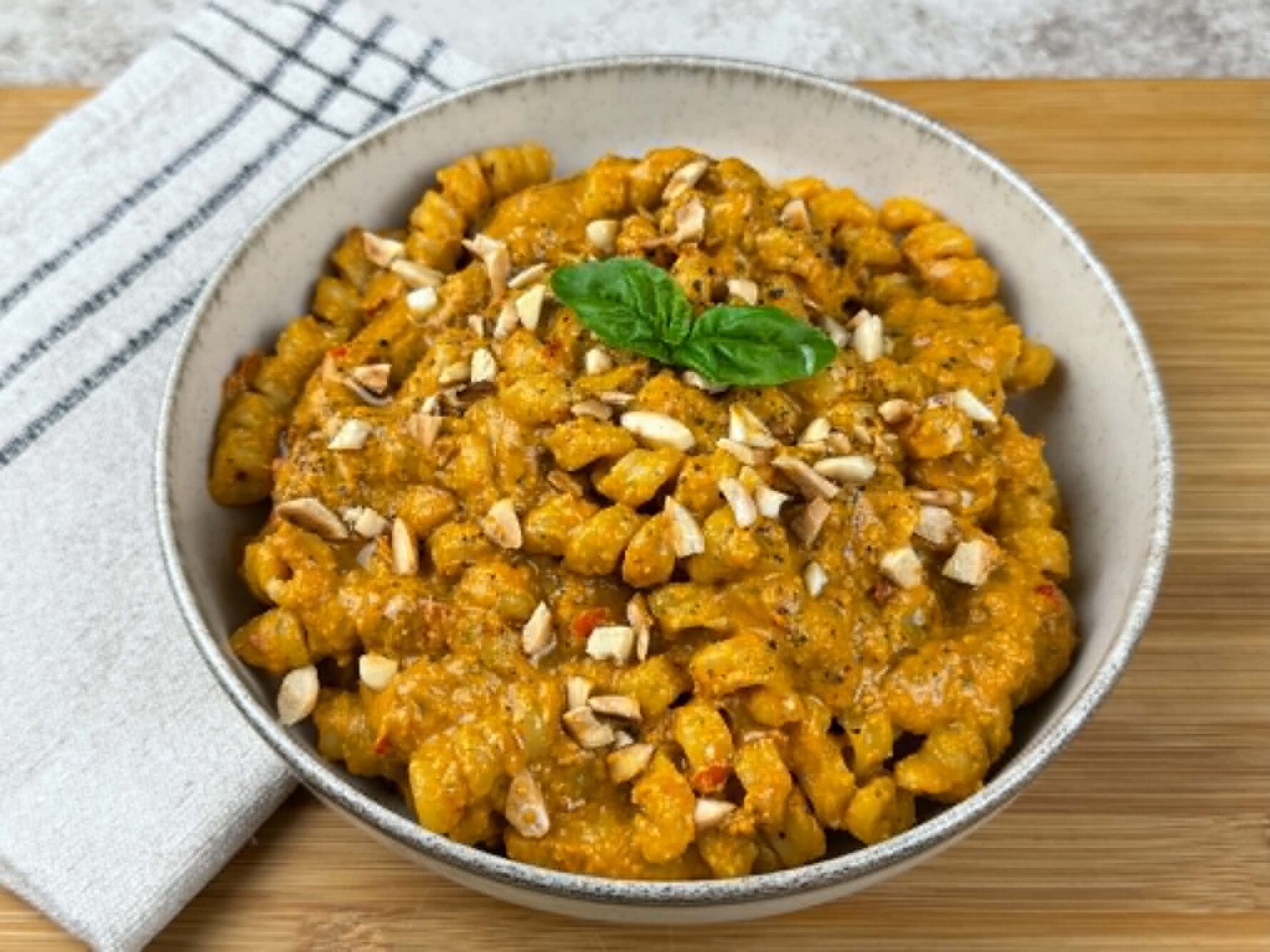 Pasta al pesto rosso con pomodori secchi