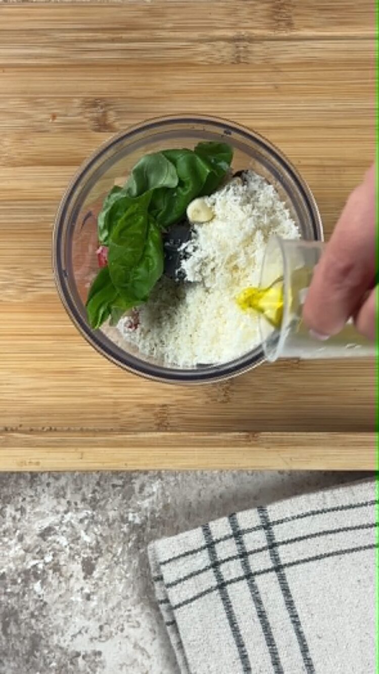 Pasta al pesto rosso con pomodori secchi
unisci anche aglio basilico, olio 